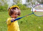 Petite enfance - enfant jouant au badminton
